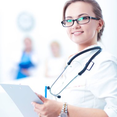Kadın doktor hastanede duruyor.