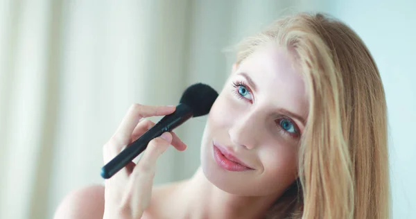 Pretty woman applying make up with brush — Stock Photo, Image