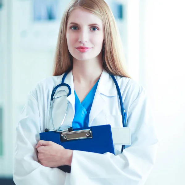 病院廊下のフォルダを持つ女性医師の肖像 — ストック写真