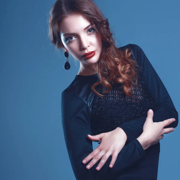 Mulher bonita com maquiagem à noite em vestido preto — Fotografia de Stock