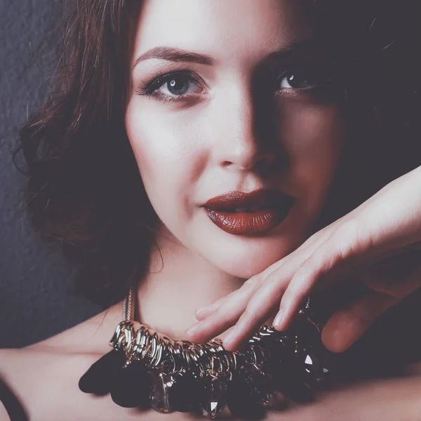 Hermosa mujer con maquillaje de noche en vestido negro — Foto de Stock