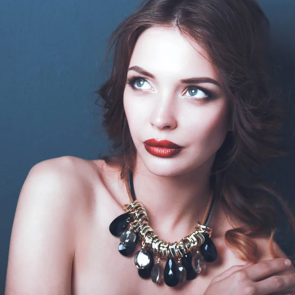 Hermosa mujer con maquillaje de noche en vestido negro — Foto de Stock