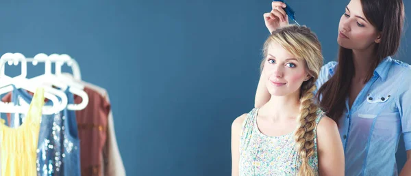 Ung kvinna frisör gör frisyr flicka i salong — Stockfoto