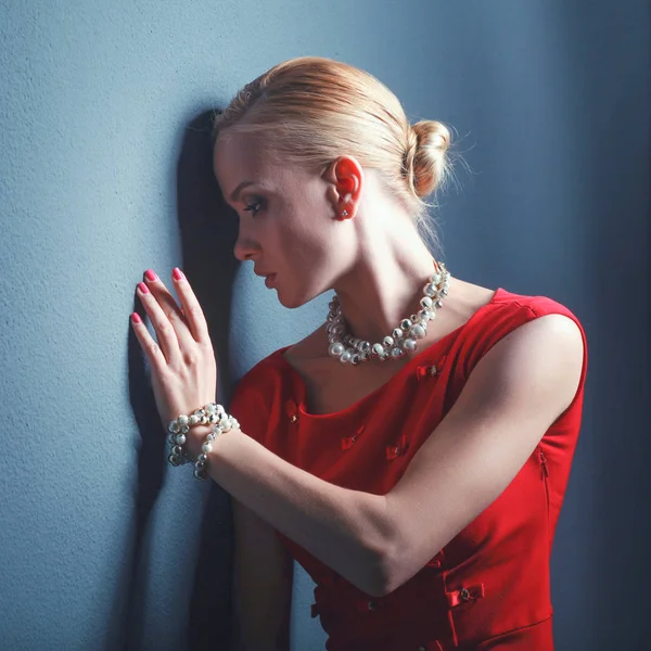 Retrato de mujer joven en vestido rojo, fondo negro aislado —  Fotos de Stock