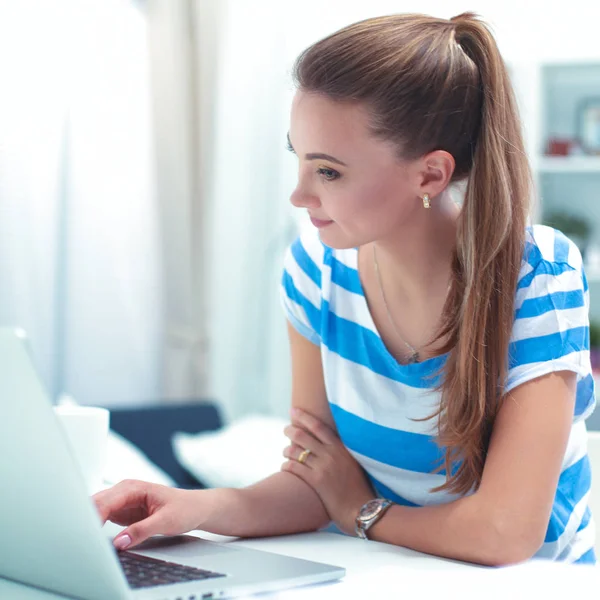 Vrouw met documenten op het bureau — Stockfoto