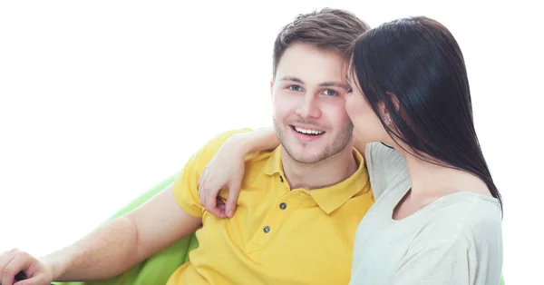 Fechar-se de feliz jovem casal deitado no chão — Fotografia de Stock