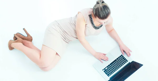 Νεαρή γυναίκα κάθεται στο πάτωμα με φορητό υπολογιστή — Φωτογραφία Αρχείου