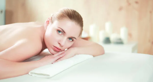 Krásná mladá žena dostat lázeňskou masáž, ležící na salonu — Stock fotografie