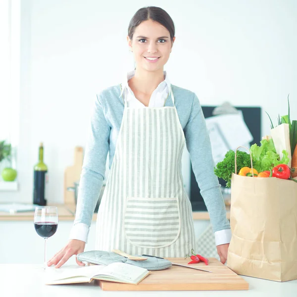 Mujer haciendo comida saludable de pie sonriendo en la cocina — Foto de Stock