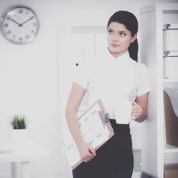 Porträt einer jungen Frau im Büro — Stockfoto