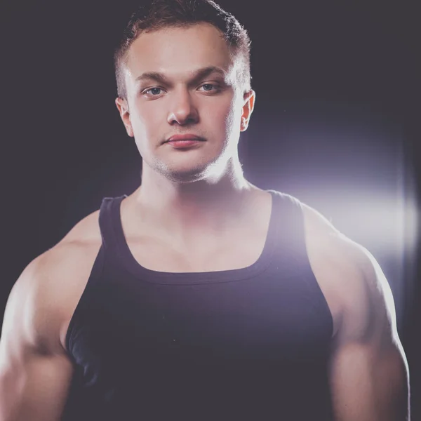 Здоровый мускулистый молодой человек. Изолированный на черном фоне — стоковое фото