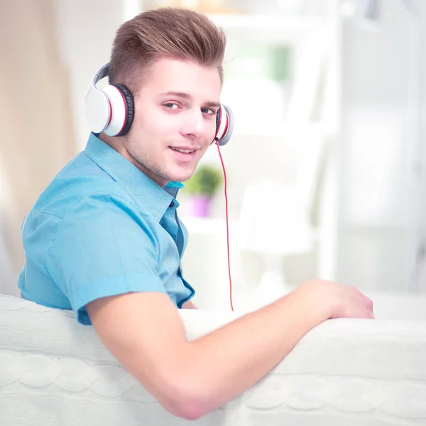Homem ouvindo música com fones de ouvido em casa — Fotografia de Stock