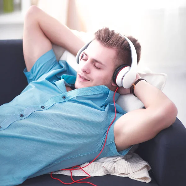 Słuchania muzyki mężczyzny ze słuchawkami w domu — Zdjęcie stockowe