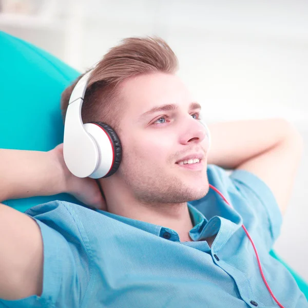Man luisteren muziek met koptelefoon thuis — Stockfoto