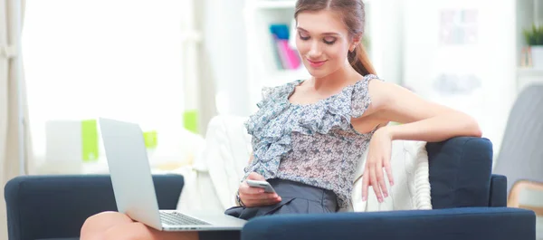 Attraktive Geschäftsfrau sitzt auf Schreibtisch im Büro — Stockfoto