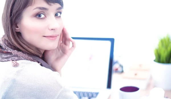 Ofis masasında oturan çekici kadın moda tasarımcısının portresi. — Stok fotoğraf