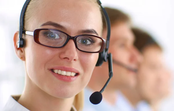 Atrakcyjnie nastawieni młodzi przedsiębiorcy i koledzy w call center — Zdjęcie stockowe