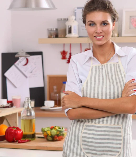 Usmívající se mladá žena v kuchyni — Stock fotografie