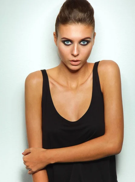 Retrato de una hermosa mujer con collar, aislado sobre fondo blanco — Foto de Stock