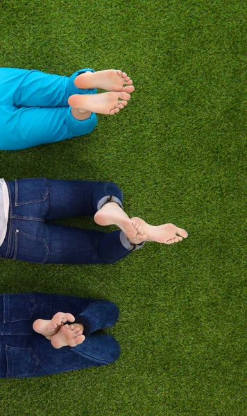 Giovani donne sdraiate sull'erba verde — Foto Stock