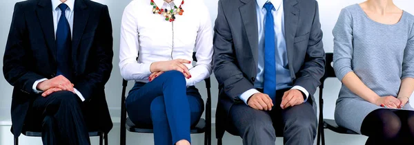 Groep van mensen uit het bedrijfsleven zittend op stoel in office — Stockfoto