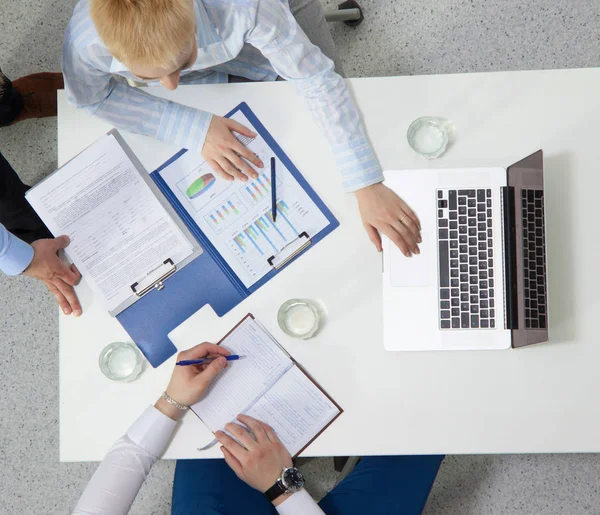 Zakenmensen zitten en discussiëren op zakelijke bijeenkomst, in functie — Stockfoto