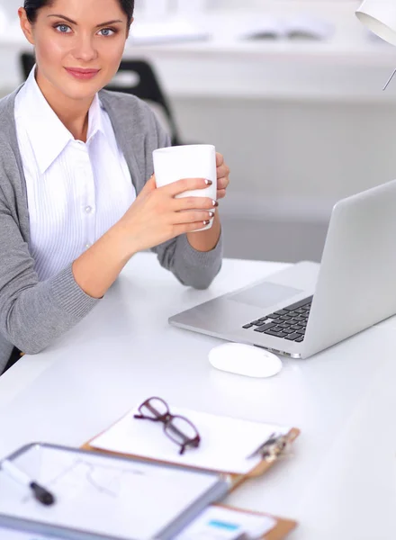 Приваблива бізнес-леді сидить на столі в офісі — стокове фото