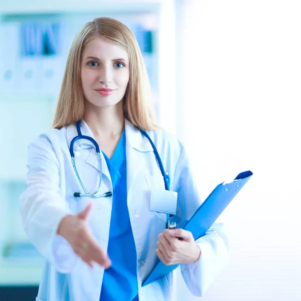 Portrait of woman doctor with folder at hospital corridor — Stock Photo, Image