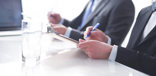 Geschäftsleute sitzen auf dem Schreibtisch im Büro — Stockfoto