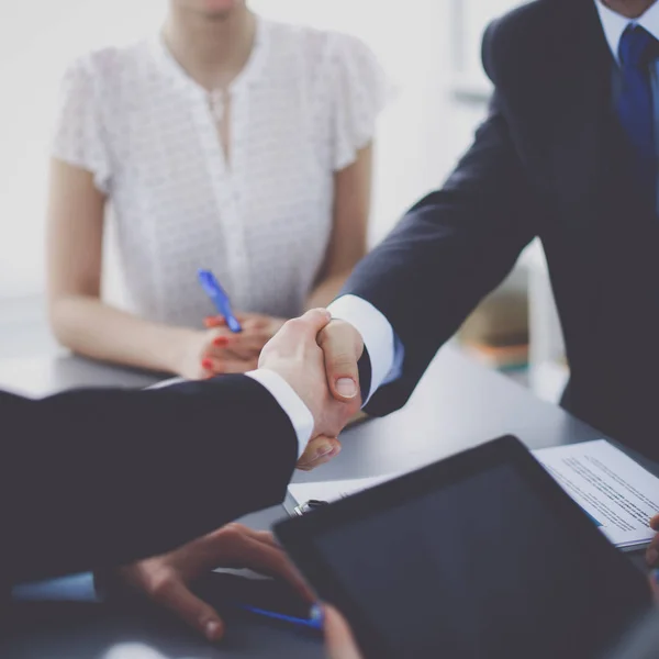 Geschäftsleute schütteln Hände, beenden ein Meeting — Stockfoto