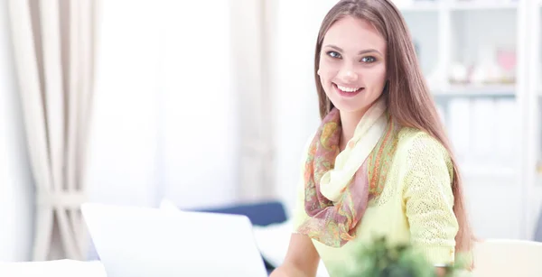 Femme avec des documents assis sur le bureau — Photo