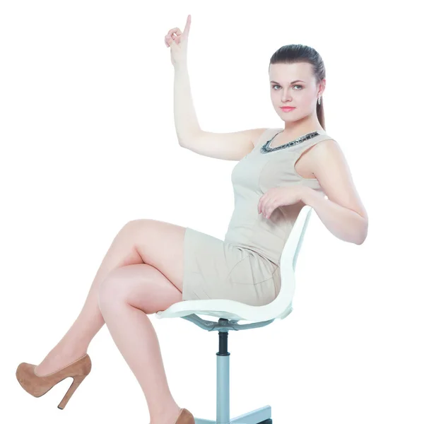 Фото молодой предпринимательницы, сидящей на стуле — стоковое фото