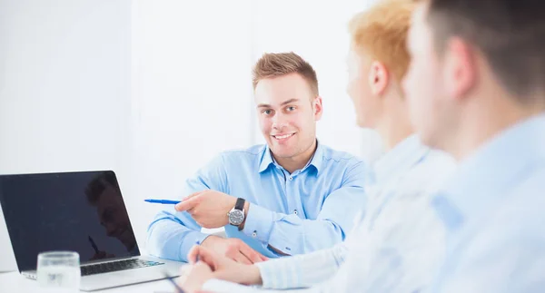 Zakenmensen zitten en discussiëren op zakelijke bijeenkomst, in functie — Stockfoto