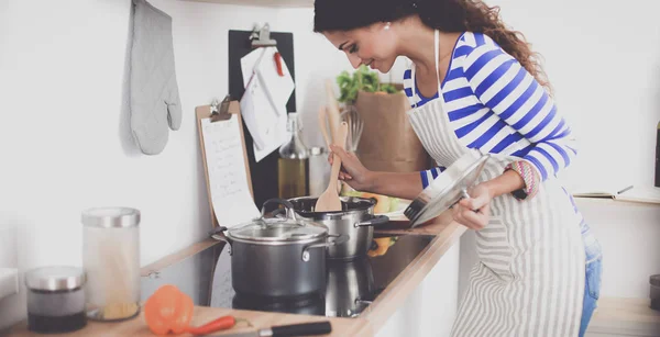 Jonge vrouw in de keuken het bereiden van een voedsel — Stockfoto