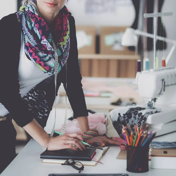 Dressmaker designa kläder mönster på papper — Stockfoto