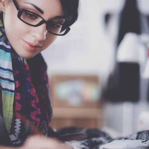 Dressmaker navrhování oblečení vzor na papíře — Stock fotografie