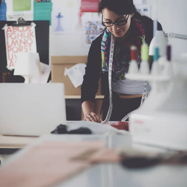 Hermoso diseñador de moda de pie en el estudio — Foto de Stock