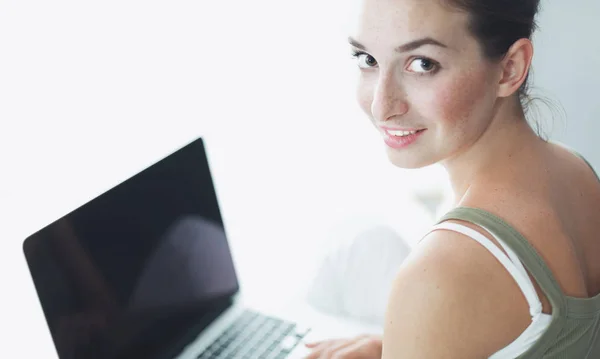 Menina caucasiana atraente sentado no chão com laptop — Fotografia de Stock