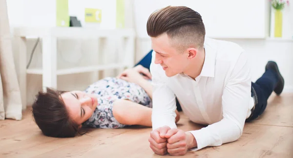 Feliz jovem casal sentado juntos — Fotografia de Stock