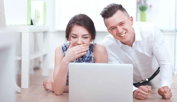 Feliz jovem casal sentado juntos — Fotografia de Stock