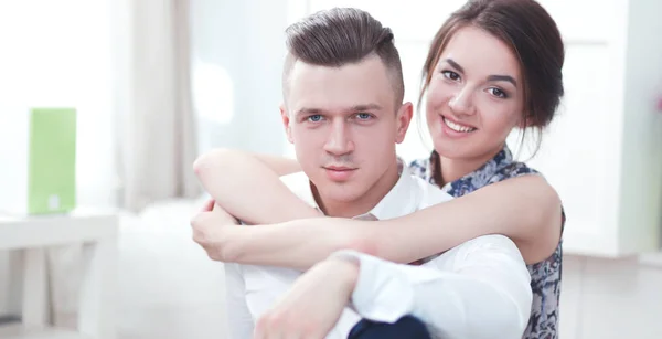 Feliz jovem casal sentado juntos — Fotografia de Stock