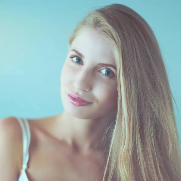 Retrato de mujer hermosa aislada sobre fondo gris — Foto de Stock