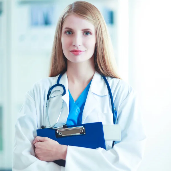 Female doctor showing x-ray at hospital — Stock Photo, Image