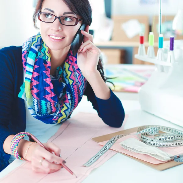 Jonge naaister ontwerpt kleding patroon op papier — Stockfoto