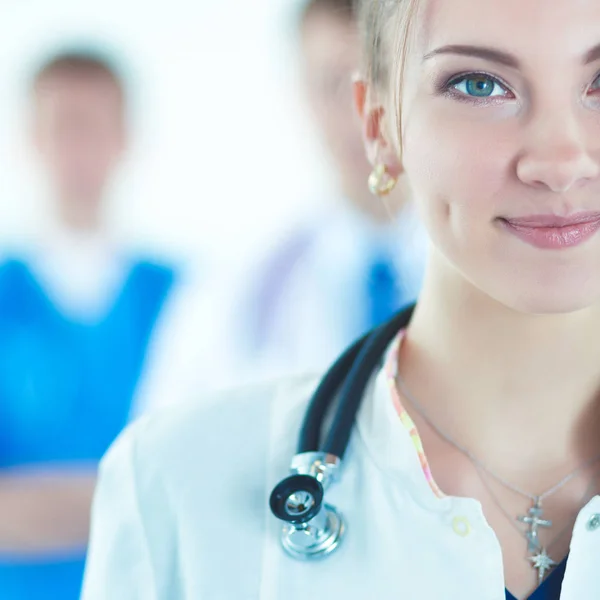 Atractiva doctora delante del grupo médico — Foto de Stock