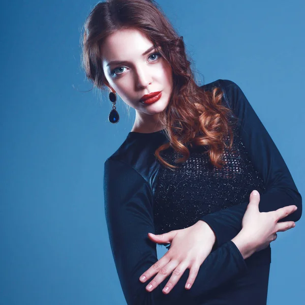 Hermosa joven de pie sobre fondo gris — Foto de Stock