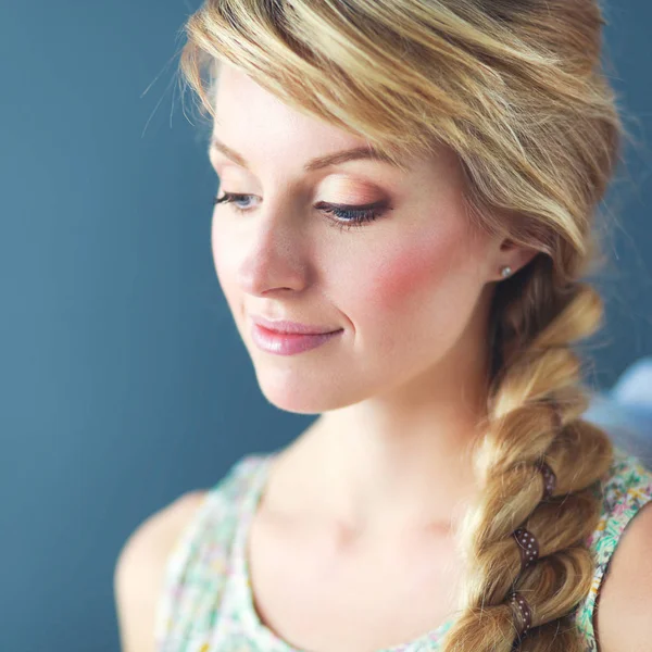 Jonge vrouw kapper doen kapsel meisje in salon — Stockfoto