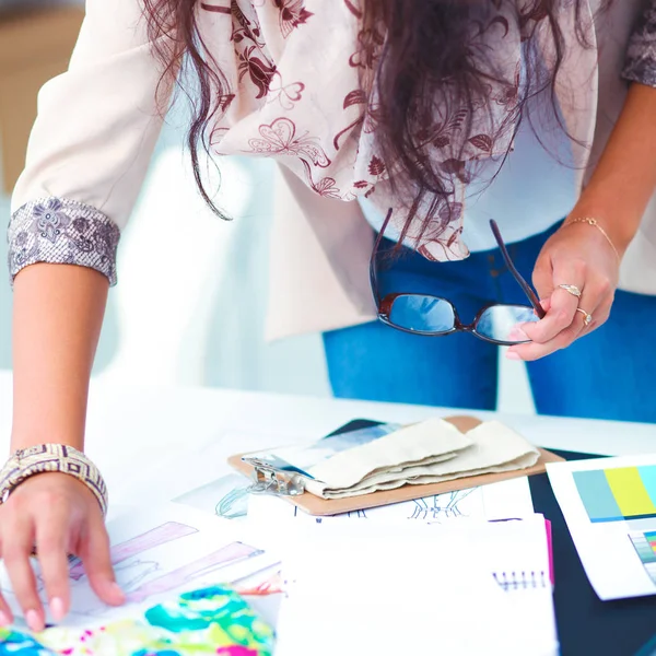 Sonriente diseñadora de moda sentada en el escritorio de la oficina — Foto de Stock