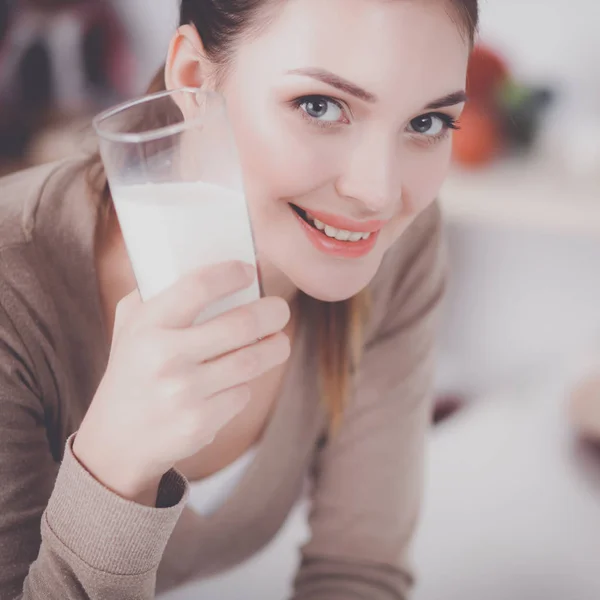 그녀의 부엌에 서 있는 젊은 smilling 여자 — 스톡 사진