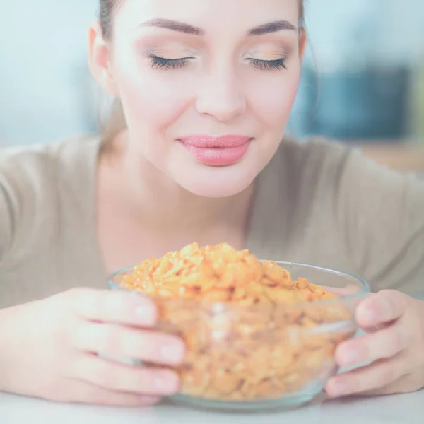 Jonge smilling vrouw in haar keuken — Stockfoto